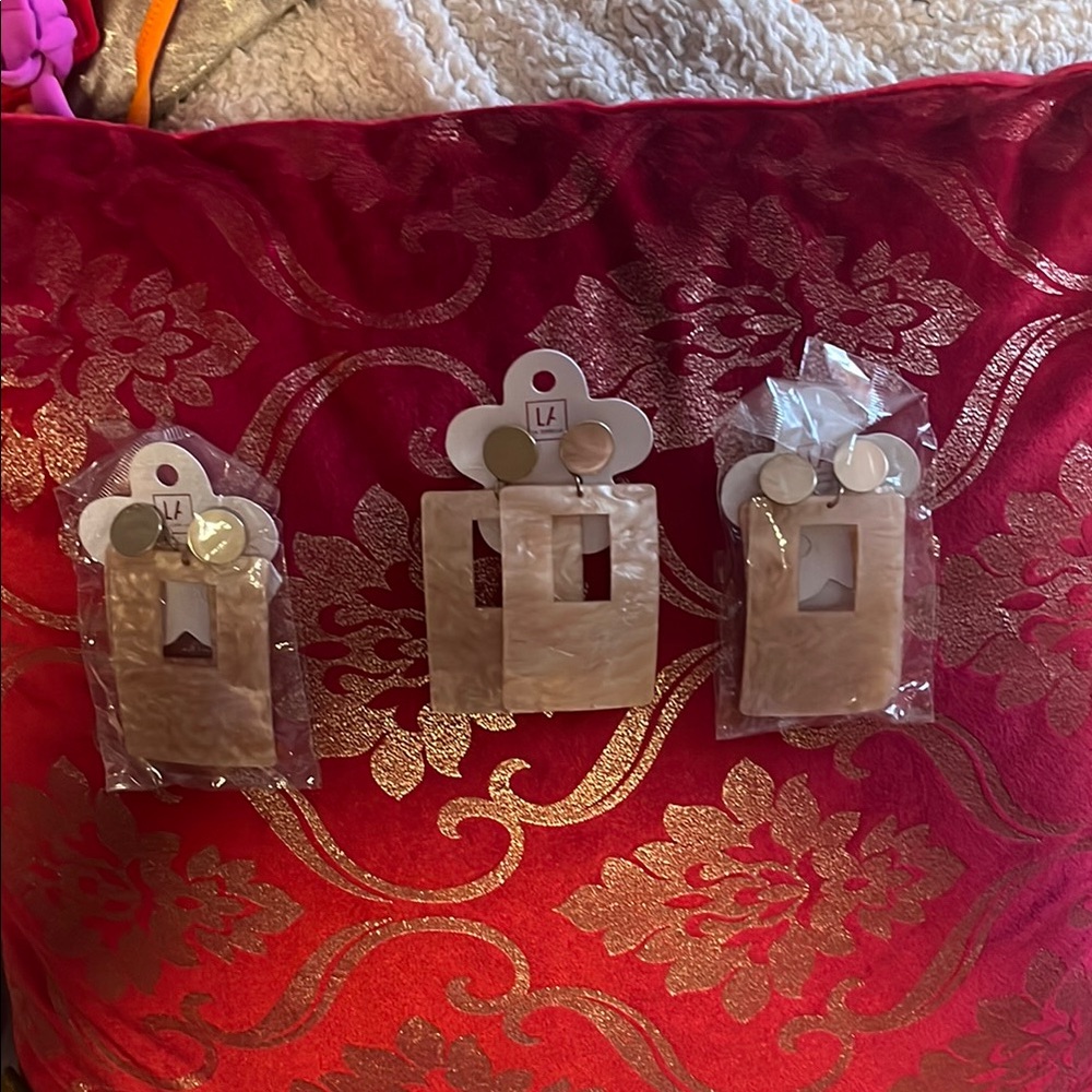 Elegant earring cream color